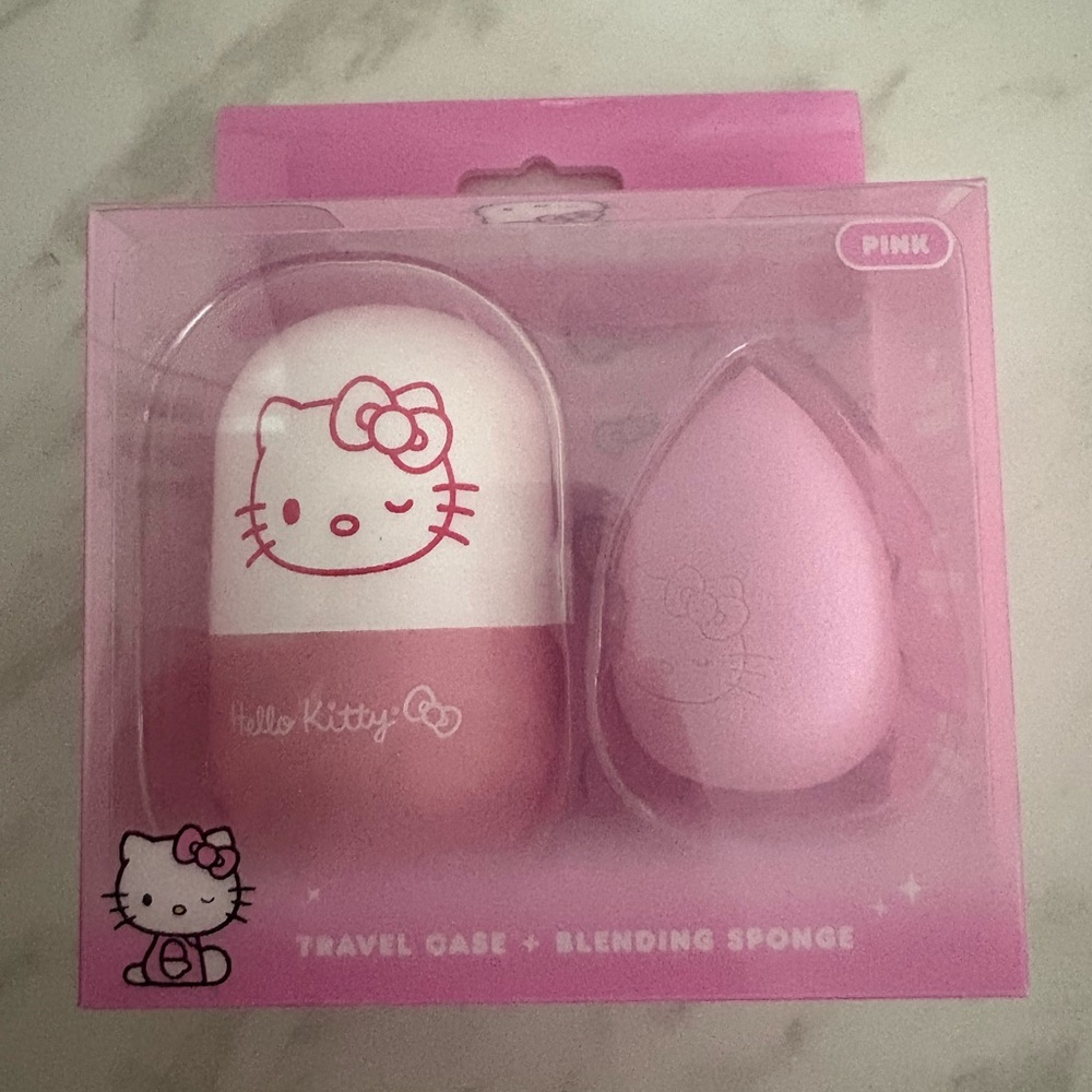 Hello‎ Kitty Pink travel case + blending sponge